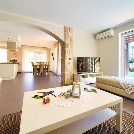 Villa House Seascape Ii With Heated Pool Near The Sea