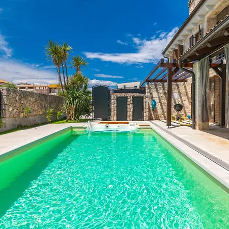Villa House Seascape Ii With Heated Pool Near The Sea *