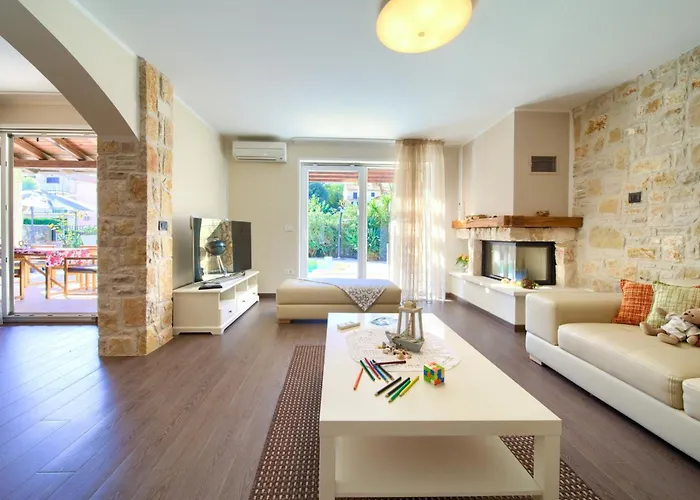 House Seascape Ii With Heated Pool Near The Sea