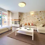 House Seascape Ii With Heated Pool Near The Sea *