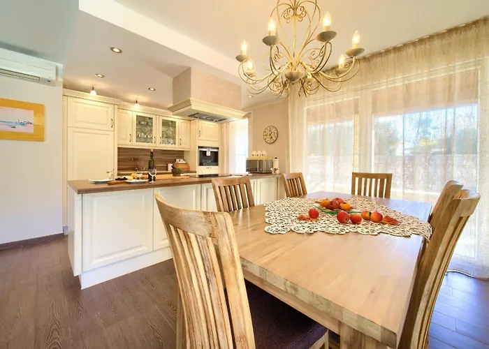 Villa House Seascape Ii With Heated Pool Near The Sea