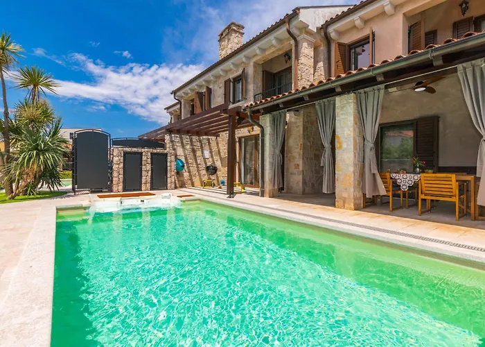 House Seascape Ii With Heated Pool Near The Sea