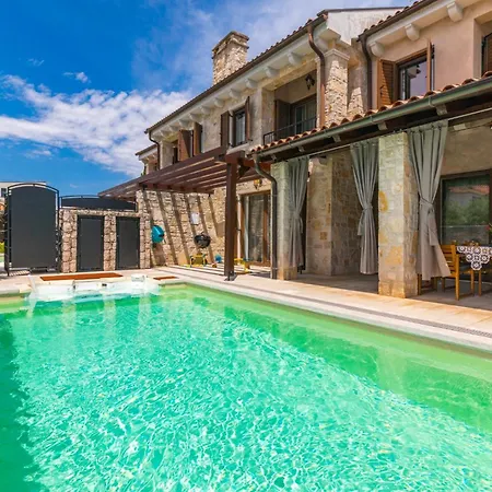 House Seascape Ii With Heated Pool Near The Sea