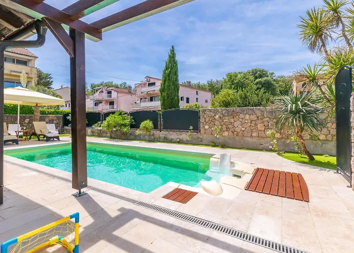 House Seascape Ii With Heated Pool Near The Sea *
